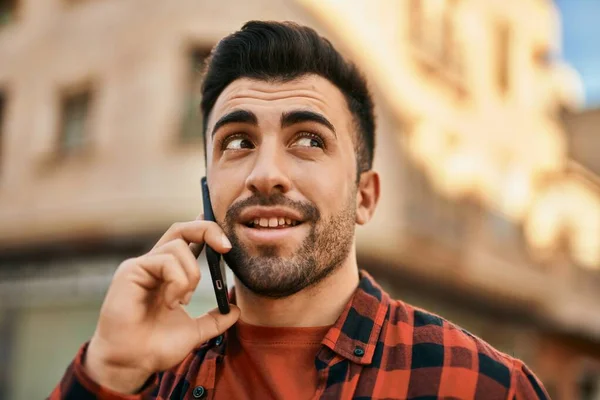 Jonge Spaanse Man Glimlachend Gelukkig Praten Smartphone Stad — Stockfoto