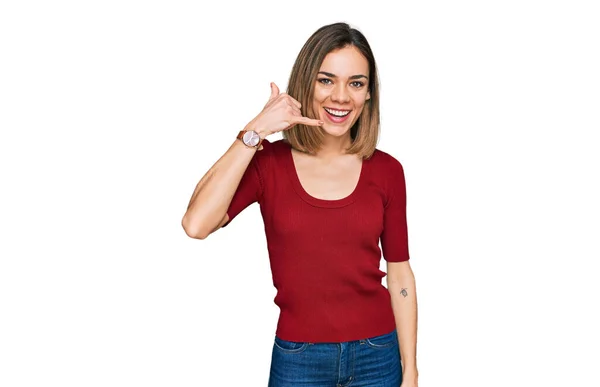 Jovencita Rubia Vistiendo Ropa Casual Sonriendo Haciendo Gesto Telefónico Con — Foto de Stock