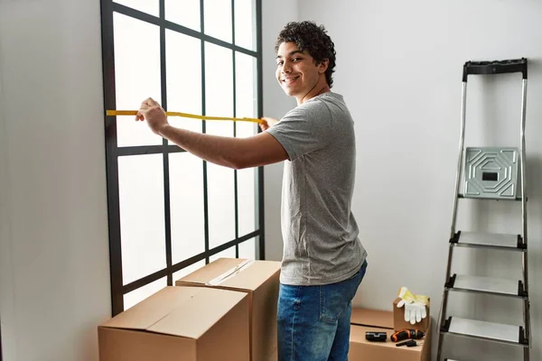 Giovane Uomo Ispanico Sorridente Felice Trasferirsi Nuova Casa — Foto Stock