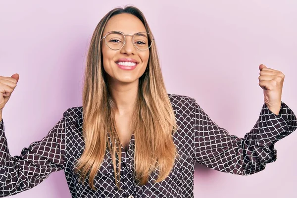 Beautiful Hispanic Woman Wearing Casual Clothes Glasses Screaming Proud Celebrating — Stock Photo, Image