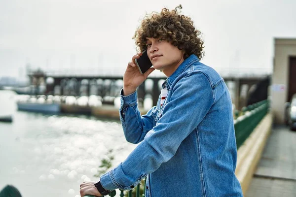 Jovem Hispânico Falando Telefone Porto Marina — Fotografia de Stock
