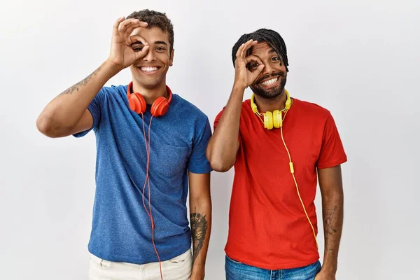 Молоді Іспаномовні Брати Стоять Над Ізольованим Фоном Носять Навушники Роблять — стокове фото