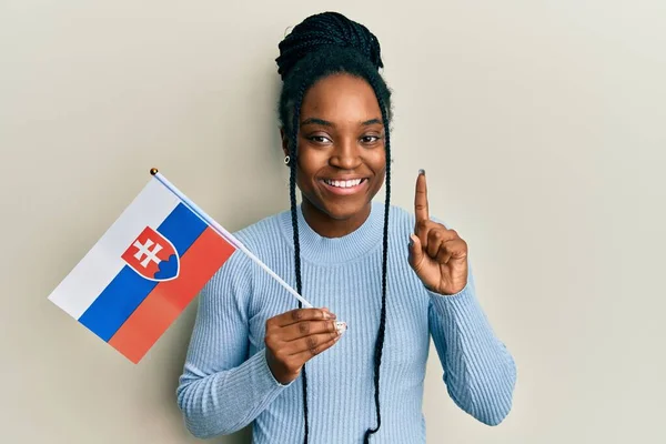 Afro Amerikaanse Vrouw Met Gevlochten Haar Houdt Slowakije Vlag Glimlachend — Stockfoto