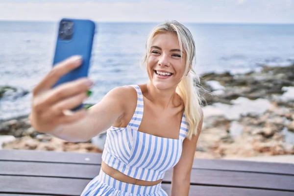 Jovem Loira Fazer Selfie Pelo Smartphone Sentado Banco Praia — Fotografia de Stock