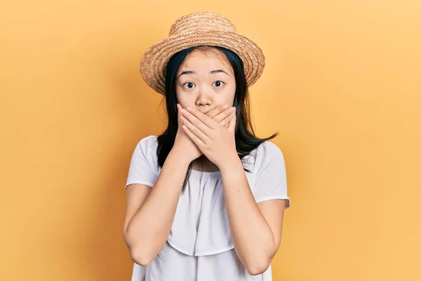若い中国の女の子は夏の帽子をかぶってミスのために手で口をカバーショックを受けた 秘密の概念 — ストック写真