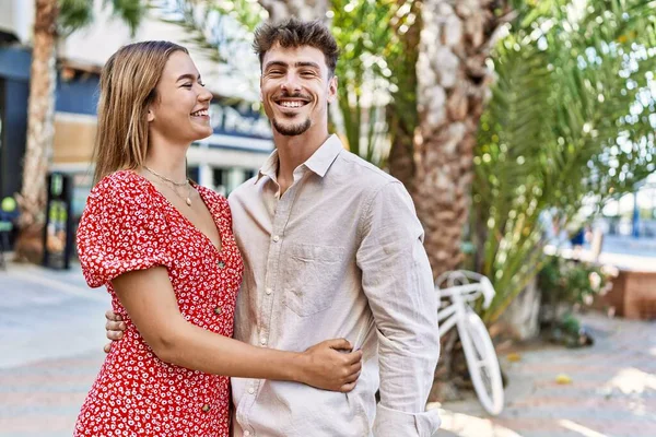 Joven Pareja Hispana Sonriendo Feliz Abrazándose Pie Ciudad —  Fotos de Stock