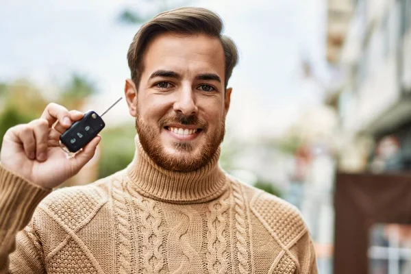 Ung Kaukasisk Man Ler Glad Innehav Nyckel Bil Vid Staden — Stockfoto