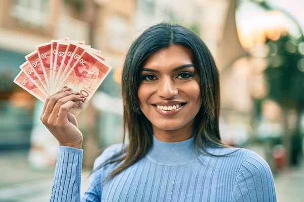 Hermosa Mujer Hispana Sonriendo Confiada Sosteniendo Billetes Shekels Ciudad — Foto de Stock