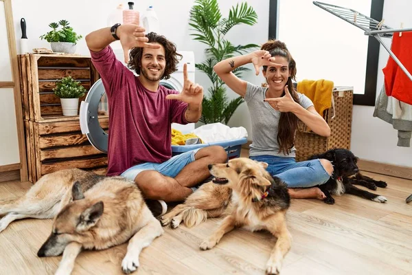 Jovem Casal Hispânico Fazendo Lavanderia Com Cães Sorrindo Fazendo Moldura — Fotografia de Stock