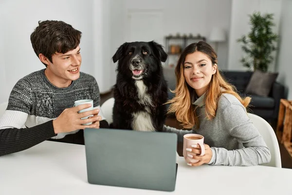 Jong Kaukasisch Paar Met Behulp Van Laptop Het Drinken Van — Stockfoto