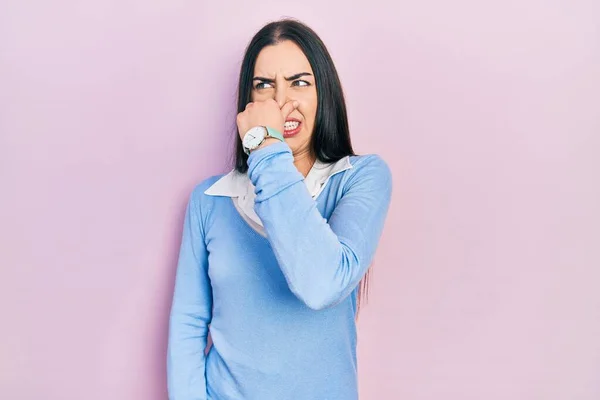 Mooie Vrouw Met Blauwe Ogen Staande Roze Achtergrond Ruiken Iets — Stockfoto