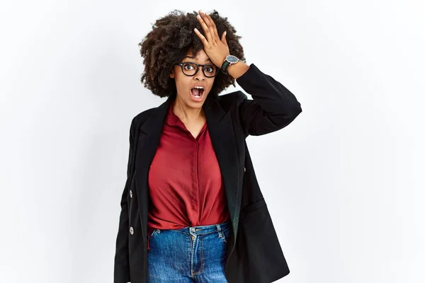 Afro Saçlı Ceketi Giyen Gözlüklü Afrika Kökenli Amerikalı Bir Kadın — Stok fotoğraf