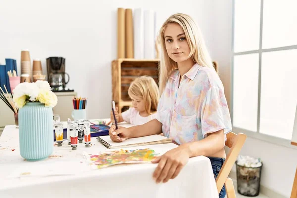 Familia Caucásica Madre Hija Pintando Estudio Arte Pensando Actitud Expresión — Foto de Stock