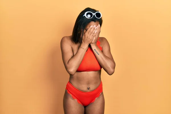 Chica Afroamericana Joven Con Bikini Con Expresión Triste Cubriendo Cara — Foto de Stock