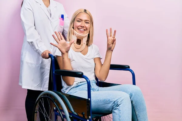 Krásná Blondýnka Sedí Invalidním Vozíku Límečkem Krku Ukazuje Ukazuje Nahoru — Stock fotografie