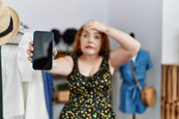 Fiatal Vörös Hajú Kiskereskedelmi Üzletben Mutatja Okostelefon Képernyő Stresszes Frusztrált — Stock Fotó