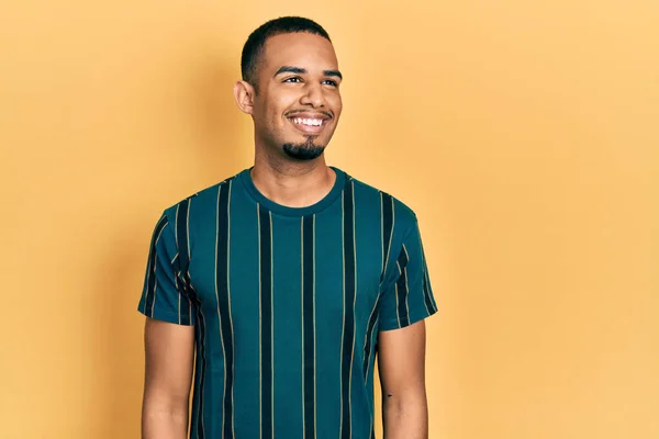 年轻的非洲裔美国人 身穿休闲装 面带微笑 神态自然 充满自信地大笑 — 图库照片