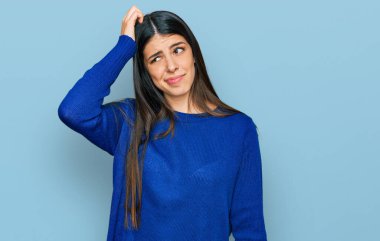 Gündelik kıyafetler giyen genç İspanyol kadın soru sorup kafasını karıştırıyor. Şüpheyle kararsız, kafa kafaya düşünerek. Düşünceli kavram. 