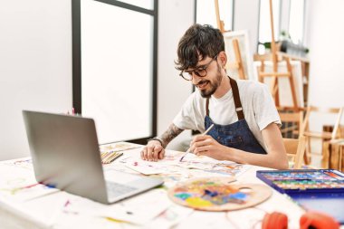 Genç İspanyol ressam resim atölyesinde online resim dersi alıyor..