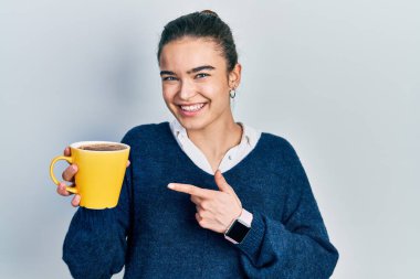 Kafkasyalı genç kız elinde kahveyle mutlu mesut elini ve parmağını gösterdi. 