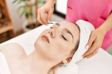 Güzellik merkezinde kaş tedavisi gören kadın..