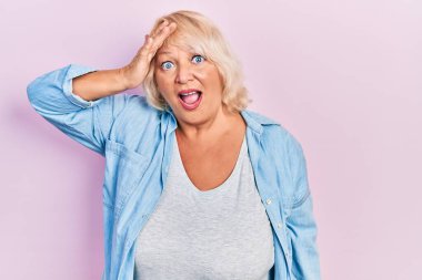 Orta yaşlı, gündelik giysiler giyen sarışın bir kadın. Hatayla el ele tutuşup şaşırdı. Hatayı hatırla. Unuttum, kötü hafıza kavramı. 