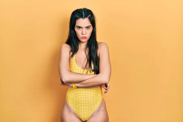 Junge Hispanische Mädchen Badeanzug Skeptisch Und Nervös Missbilligenden Gesichtsausdruck Mit — Stockfoto