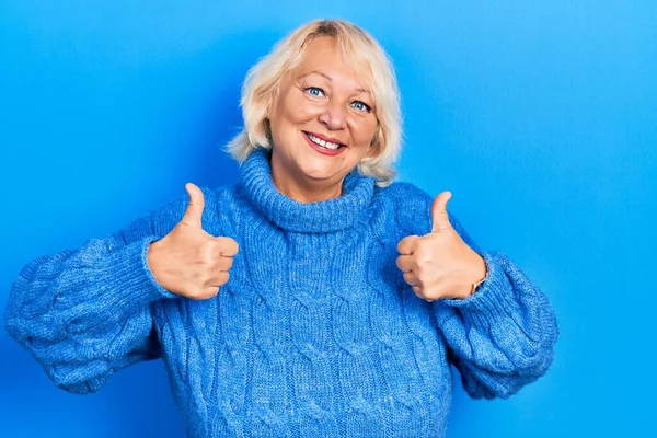 Blondýnka Středního Věku Nosí Příležitostné Oblečení Znamení Úspěchu Dělá Pozitivní — Stock fotografie