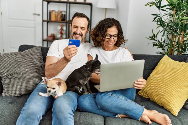 Medelålders Latinamerikanskt Par Som Använder Laptop Och Kreditkort Sitter Soffan — Stockfoto