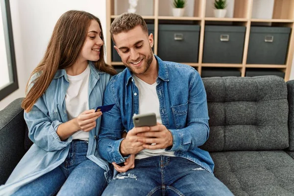 Jovem Casal Caucasiano Compra Usando Smartphone Cartão Crédito Casa — Fotografia de Stock