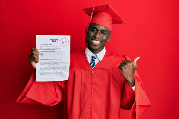 Jovem Afro Americano Vestindo Chapéu Formatura Roupão Cerimônia Mostrando Passou — Fotografia de Stock