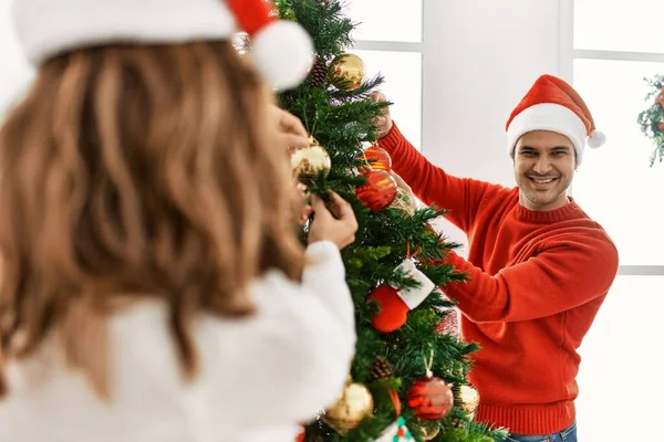 Genç Spanyol Çift Evde Noel Ağacı Süslüyorlar — Stok fotoğraf