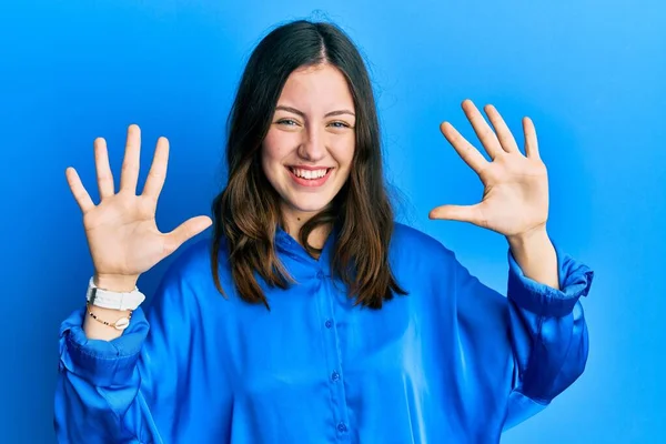 Jonge Brunette Vrouw Dragen Casual Blauw Shirt Tonen Wijzen Met — Stockfoto