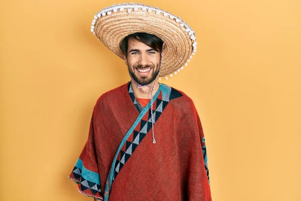 Homem Hispânico Jovem Segurando Chapéu Mexicano Com Sorriso Feliz Legal — Fotografia de Stock
