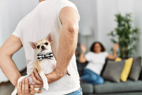 Hombre Sorprendiendo Esposa Con Adorable Perro Casa — Foto de Stock