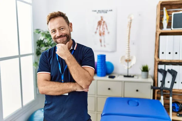 Der Physiotherapeut Mittleren Alters Der Einer Schmerzklinik Arbeitet Blickt Zuversichtlich — Stockfoto