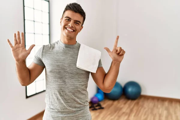 Jovem Hispânico Vestindo Roupas Esportivas Toalha Ginásio Mostrando Apontando Para — Fotografia de Stock