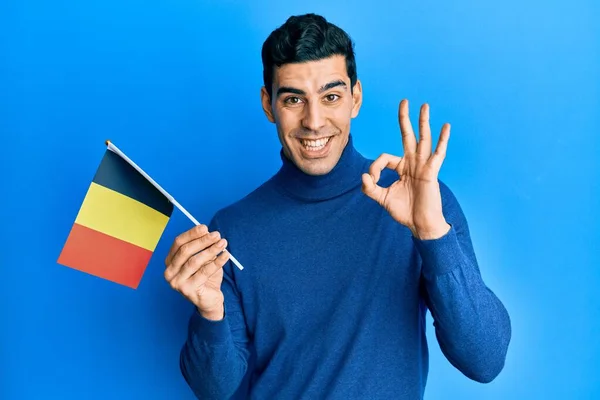 Snygg Latinamerikansk Man Håller Belgium Flagga Gör Tecken Med Fingrar — Stockfoto