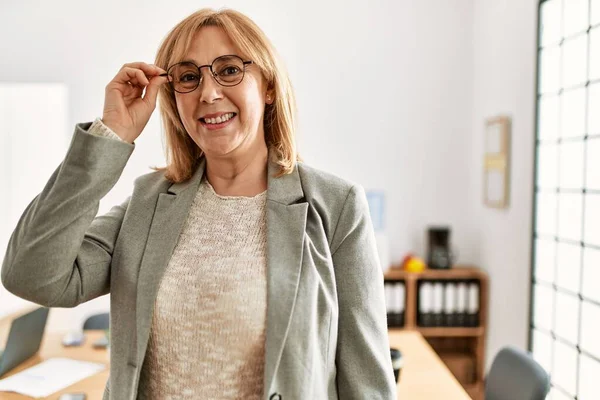 Mujer Negocios Mediana Edad Sonriendo Feliz Sosteniendo Gafas Oficina —  Fotos de Stock