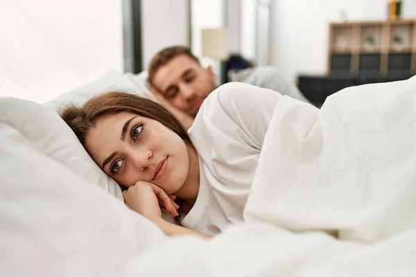 Jovem Casal Caucasiano Dormindo Cama Casa — Fotografia de Stock