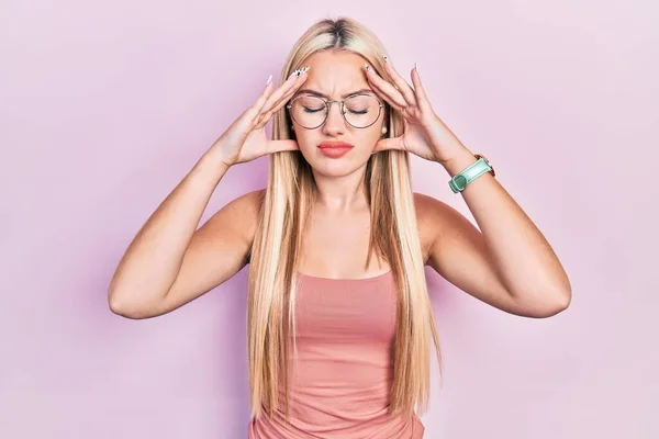 Ung Blond Flicka Klädd Avslappnade Kläder Med Hand Huvudet Huvudvärk — Stockfoto