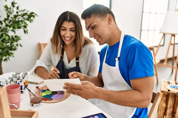 Deux Élèves Souriants Heureux Peinture Assis Sur Table École Art — Photo