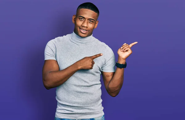 Jovem Negro Vestindo Camiseta Casual Sorrindo Olhando Para Câmera Apontando — Fotografia de Stock