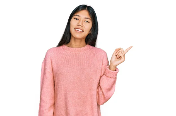 Bela Jovem Ásia Mulher Vestindo Casual Inverno Suéter Com Grande — Fotografia de Stock