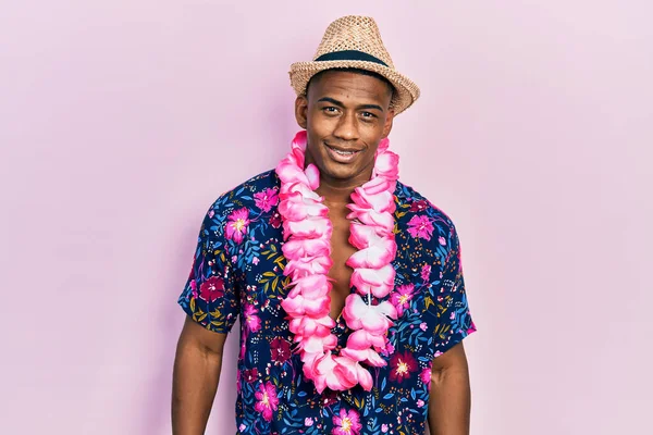 Jeune Homme Noir Portant Chemise Été Lei Hawaïen Regardant Positif — Photo