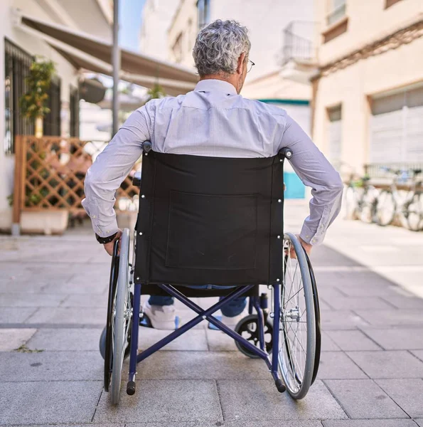 Orta Yaşlı Kıyafetleri Giyen Bir Spanyol Sokakta Tekerlekli Sandalyede Oturuyor — Stok fotoğraf