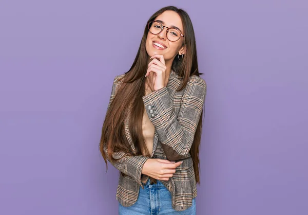 Joven Chica Hispana Vestida Con Ropa Negocios Gafas Mirando Con —  Fotos de Stock