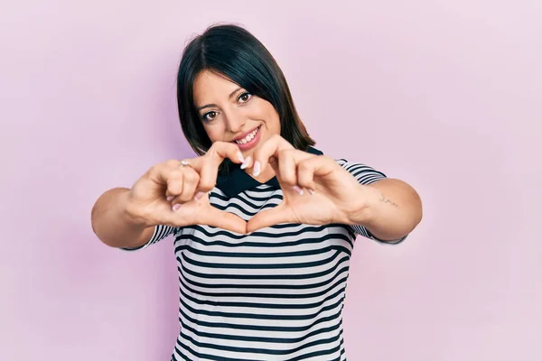 Mujer Hispana Joven Vistiendo Ropa Casual Sonriendo Amor Haciendo Forma —  Fotos de Stock