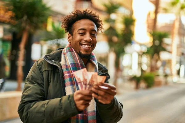 Jovem Afro Americano Sorrindo Feliz Segurando África Sul Rands Notas — Fotografia de Stock