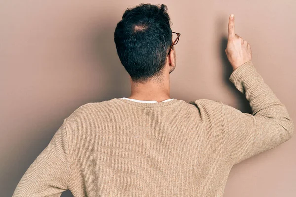 Junger Hispanischer Mann Lässiger Kleidung Und Brille Posiert Rückwärts Und — Stockfoto